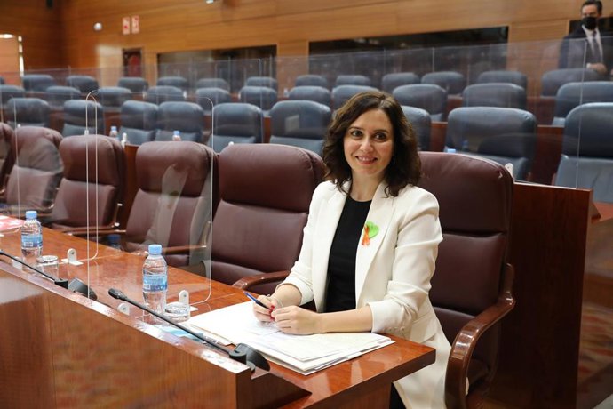 La presidenta de la Comunidad de Madrid, Isabel Díaz Ayuso, minutos antes del comienzo del Pleno de la Asamblea