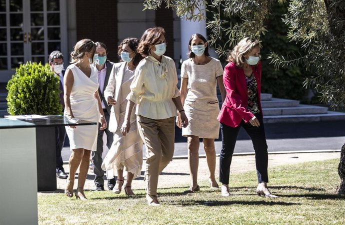 (I-D) La ministra de Trabajo y Economía Social, Yolanda Díaz; la ministra de Hacienda, María Jesús Montero; la vicepresidenta primera, Carmen Calvo; la ministra de Industria, Comercio y Turismo, Reyes Maroto, y la vicepresidenta y ministra de Asuntos Ec