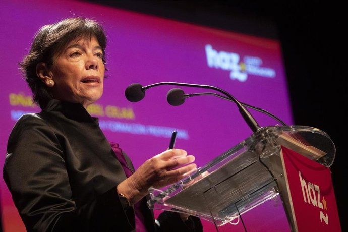 La ministra de Educación y Formación Profesional, Isabel Celaá, interviene durante la presentación de HAZ, en el Teatro Real de Madrid (España) a 29 de octubre de 2020. HAZ es una alianza de grandes empresas y fundaciones unidas para transformar la soci