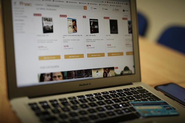 Una persona navega con su ordenador por la página de un comercio para realizar una compra online.