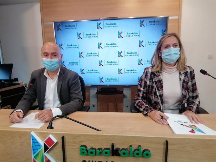 La alcaldesa de Barakaldo, Amaia del Campo, y el concejal de Promoción Económica, David Solla