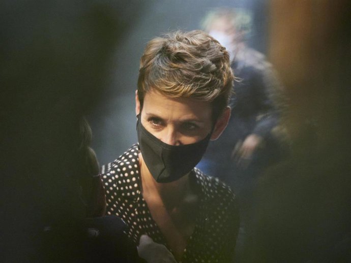 La presidenta del Gobierno foral, María Chivite, mantiene una conversación en el Parlamento foral.