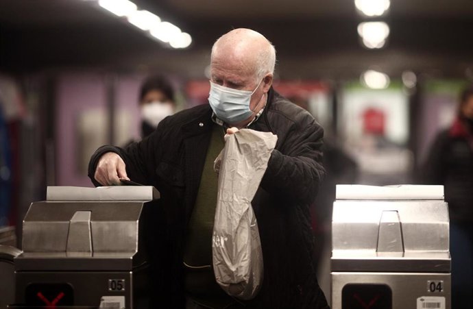 Un anciano en una estación de metro
