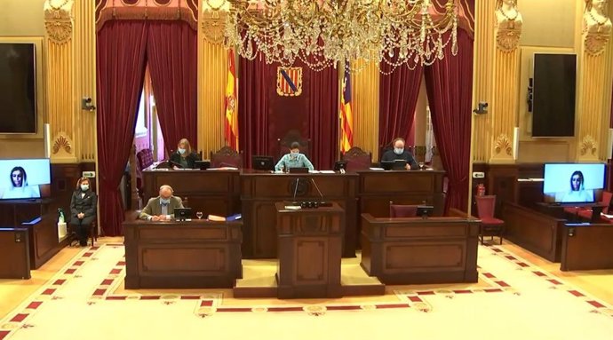 Comisión de Turismo y Trabajo en el Parlament balear.
