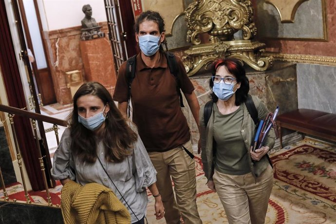 El diputado de Unidas Podemos Alberto Rodríguez (c), a su llegada a una sesión plenaria en el Congreso de los Diputados, en Madrid (España), a 29 de septiembre de 2020. En el pleno se debaten, entre otras, medidas relacionadas con las bonificaciones del