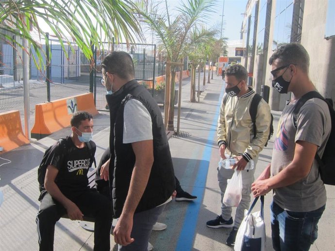 Inmigrantes que se encuentran en el puerto de Santa Cruz de Tenerife tras haber viajado de Gran Canaria a Tenerife y no poder hacerlo a Huelva
