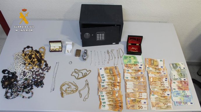 Material y dinero incautado en la vivienda de Aldeaseca de la Armuña (Salamanca).