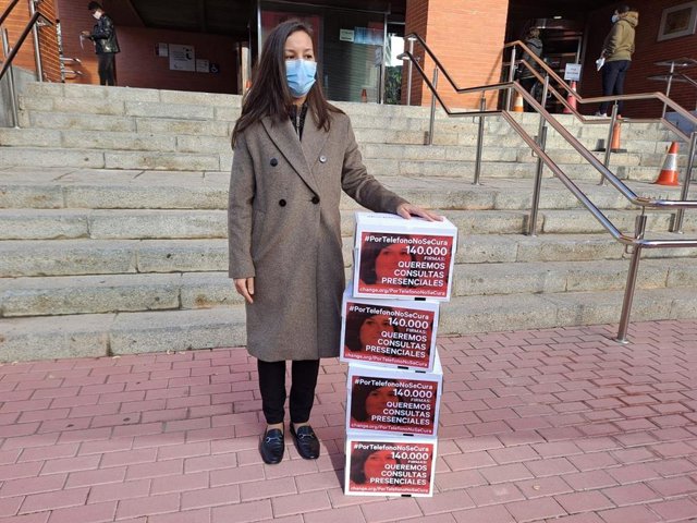 Lydia Sainz-Maza entregando las firmas para la reanudación de la asistencia presencial.