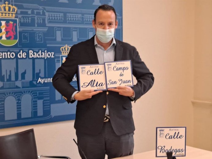 El concejal de Turismo de Badajoz presenta las placas que se instalarán en el Casco Antiguo