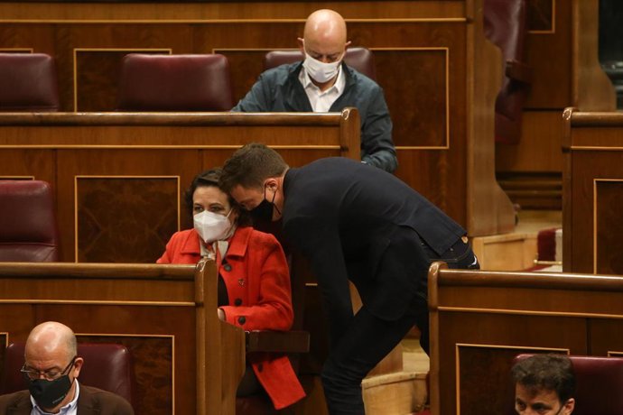 La presidenta de la Comisión y exministra de Trabajo, Magdalena Valerio, conversa con el líder de Más País, Íñigo Errejón, durante una sesión plenaria del Congreso