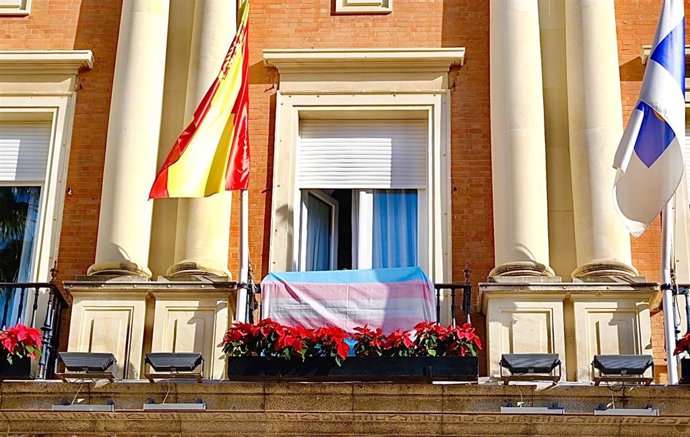 Fachada del Ayuntamiento con la bandera por el Día Internacional de la Memoria Transexual. 