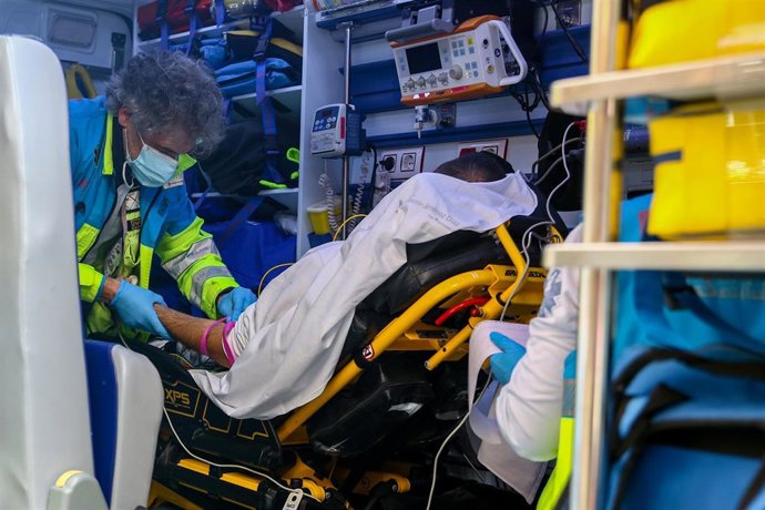 Un grupo de sanitarios del SUMMA 112 atienden a un paciente en un día de servicio de la segunda ola del coronavirus