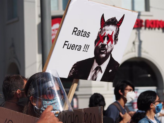 14 November 2020, Peru, Lima: A protester holds a placard during a protest against the impeachment of President Martin Vizcarra. Photo: Carlos Garcia Granthon/ZUMA Wire/dpa