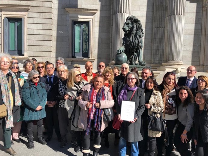 Asociaciones de bebés robados presentan en el Congreso su ley estatal con el apoyo de varios grupos parlamentarios