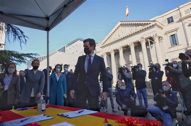 El presidente del Partido Popular, Pablo Casado, durante firma contra la 'Ley Celaá', en la mesa instalada por el PP de Madrid en las inmediaciones del Congreso de los Diputados, en Madrid (España), a 19 de noviembre de 2020. Este acto está dentro de la c