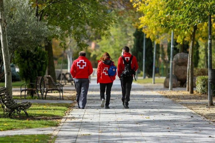 Tres voluntarios de Cruz Roja.
