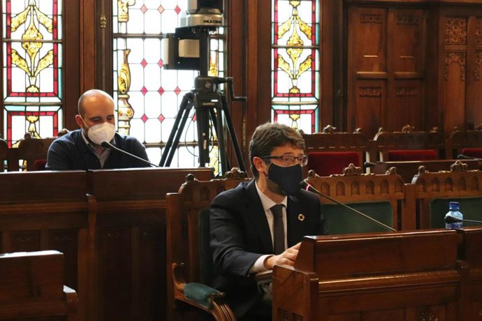 El consejero de Industria, Empleo y Promoción Económica, Enrique Fernández, en la Junta General del Principado minutos antes de confinarse por ser un contacto estrecho.