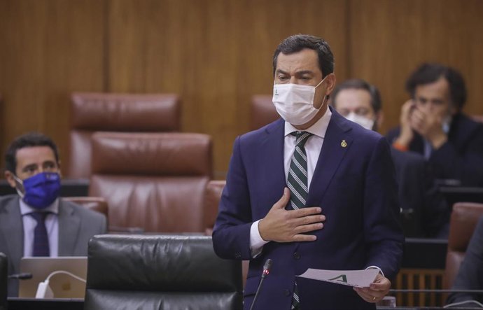 El presidente de la Junta, Juanma Moreno (d), en una imagen de archivo.