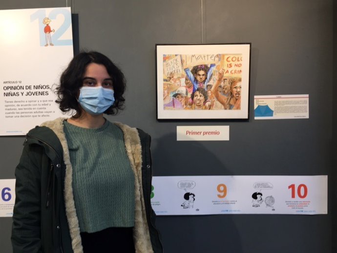 La ganadora, Sara Martínez, con su obra premiada