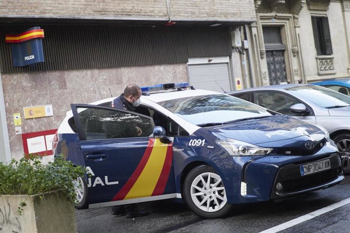 Un agente de la Policía Nacional se introduce en un vehículo aparcado en Pamplona