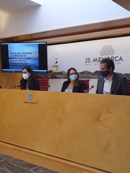 El conseller de Movilidad, Marc Pons (derecha), en Menorca