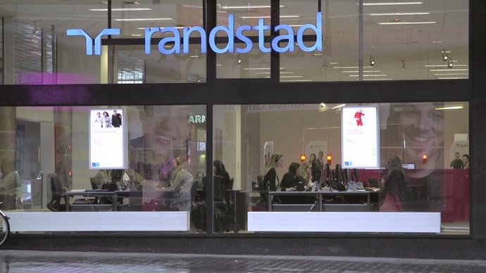 Logotipo de Randstad en un edificio.