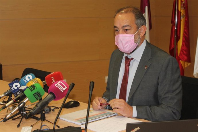 El candidato a la Rectoría de la Uclm, Julián Garde, ha presentado este lunes por la mañana en Cuenca su programa electoral, con propuestas como la apertura de una oficina de la UCLM en Bruselas y el desarrollo de un Erasmus Rural