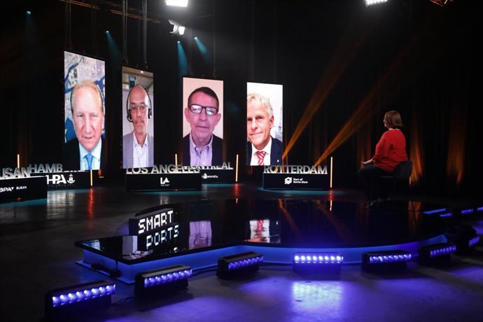 Gene Seroka, director ejecutivo del Puerto de Los Ángeles, junto a varios ponentes durante el panel 'Smart Piers cities'