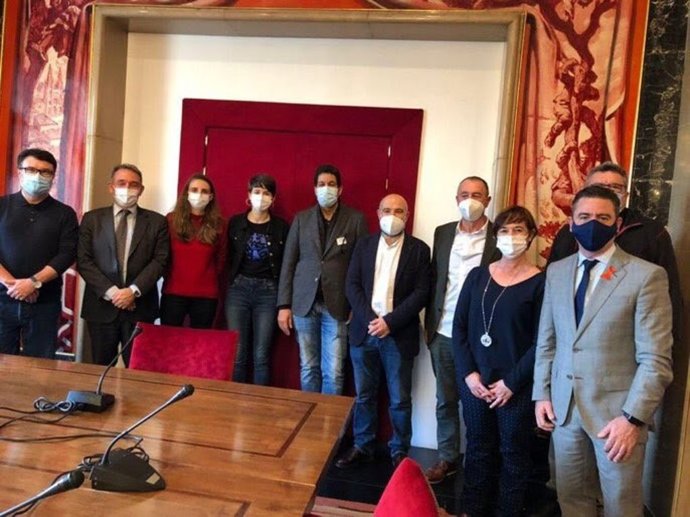 Lucía Muñoz (tercera por la izquierda), junto con los miembros del Intergrupo del Sáhara en el Congreso.