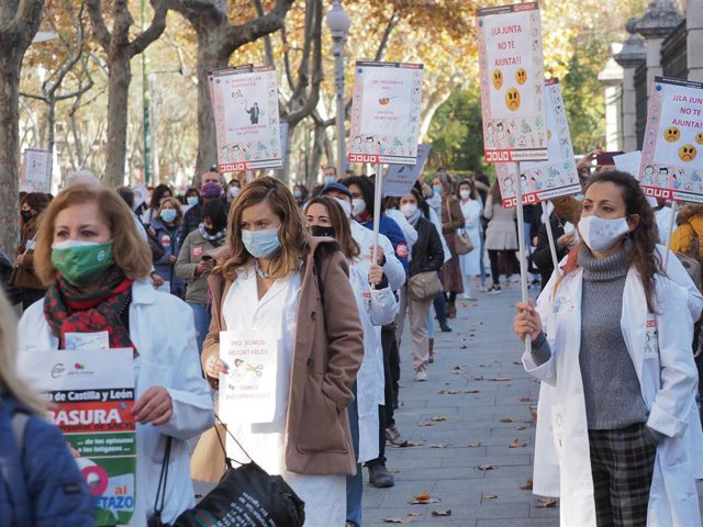 Profesionales de la sanidad se manifiestan con pancartas reivindicativas en protesta por el decreto publicado.