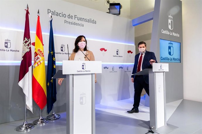 El consejero de Fomento, Nacho Hernando, y la alcaldesa de Alcázar de San Juan, Rosa Melchor,
