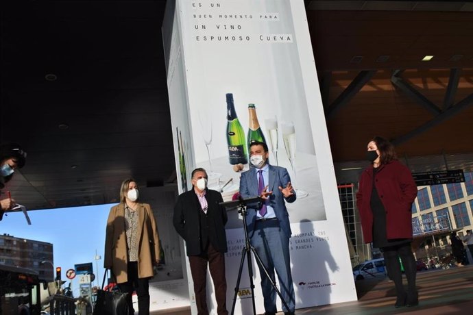 El consejero de Agricultura, Francisco Martínez Arroyo, presenta la campaña de los vinos Cueva en Madrid.