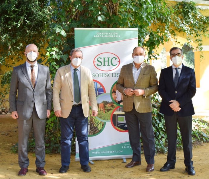 Responsables de Cajasur y Sohiscert, tras la firma del acuerdo.