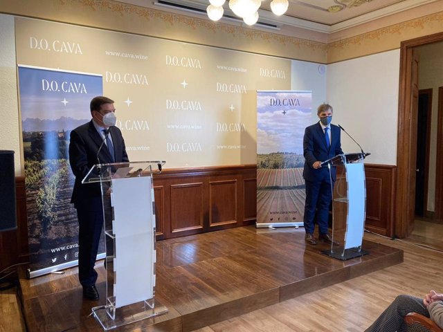 El ministro de Agricultura, Pesca y Alimentación, Luis Planas, y el presidente del Consejo Regulador del Cava (DO Cava), Javier Pagés, en rueda de prensa este jueves en Vilafranca del Penedès (Barcelona)