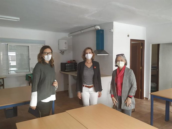 La delegada de Educación y Deporte de la Junta de Andalucía en Córdoba, Inmaculada Troncoso (centro), visita un centro de FP Dual