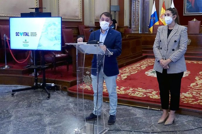 El alcalde de Santa Cruz de Tenerife, José Manuel Bermúdez, y la concejal de Acción Social, Rosario González, en la presentación del proyecto 'SCVital'
