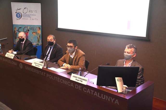 El conseller de Políticas Digitales, Jordi Puigneró, el secretario de Universidades e Investigación, F.Xavier Grau, con el rector de la UPC, Francesc Torres y el decano de la FIB, Josep Fernández, en la presentación del grado en inteligencia artificial