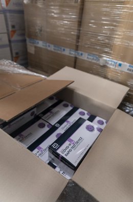 Una caja con test rápidos para la detección de Covid