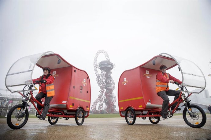 19 March 2019, England, London: Post people ride e-Trikes in front of the ArcelorMittal Orbit during the unveiling of the zero-carbon emission e-Trikes, which are predominantly powered by a combination of solar, battery and brake technology, and will be
