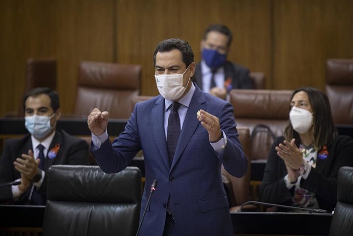 El presidente de la Junta de Andalucía, Juanma Moreno, durante su intervención en la sesión de control al gobierno en el Pleno del Parlamento andaluz. En Sevilla (Andalucía, España), a 19 de noviembre de 2020.