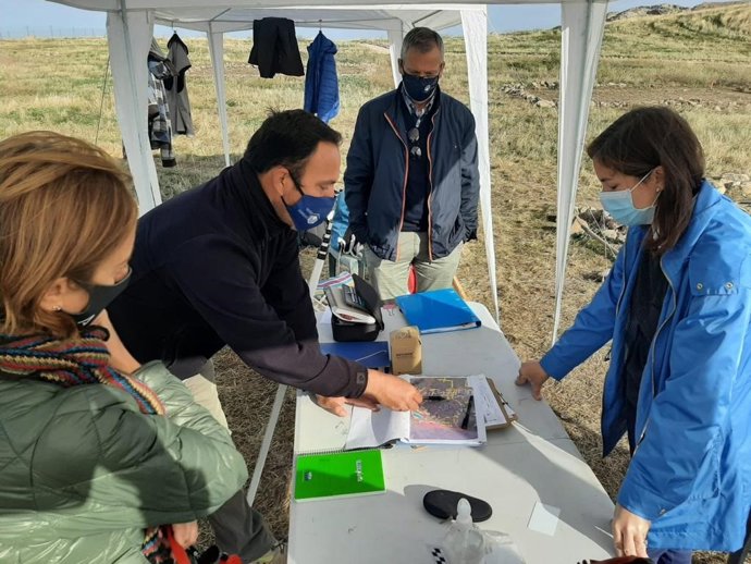 Casanueva (dcha.), con el equipo de investigación que trabaja en Ategua.