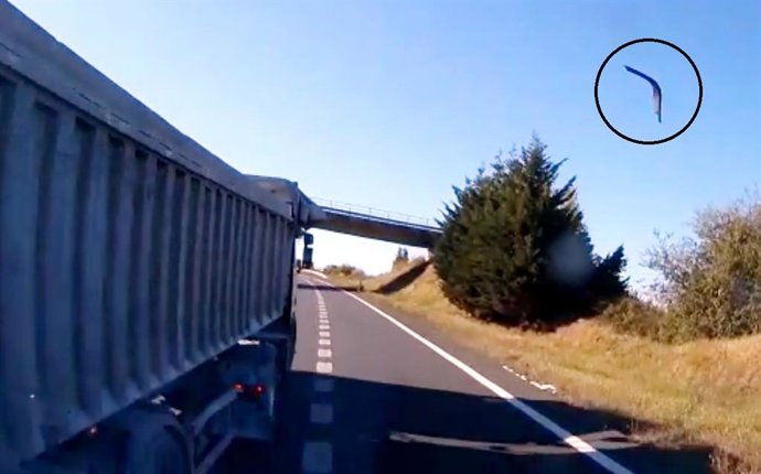 Corte de paso e impacto, viéndose saltar una pieza de la cabina procedente del camión de la víctima