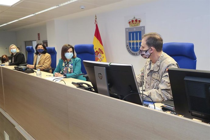 La ministra de Defensa, Margarita Robles, junto al comandante del Mando de Operaciones, el general Francisco Braco