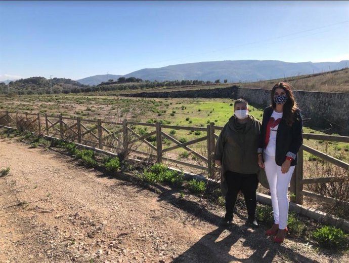 La delegada  territorial de Turismo, Regeneración, Justicia y Administración Local en una visita a Almargen (Málaga)