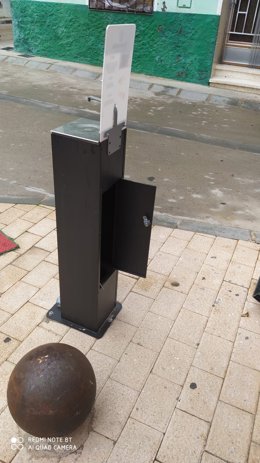 Alcaldesa de Ballobar responde con "humor" al robo de 20 litros de hidrogel de dispensadores municipales.