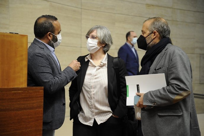 La consejera de Movilidad, Transporte y Vivienda de la Junta de Extremadura, Leire Iglesias, en el centro de la imagen en la sesión plenaria en la Asamblea