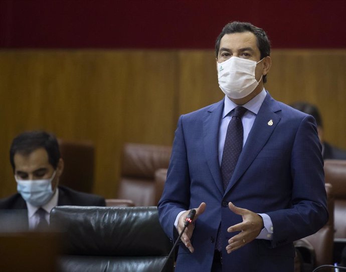 El presidente de la Junta de Andalucía, Juanma Moreno, durante su intervención en la sesión de control al gobierno en el Pleno del Parlamento andaluz. En Sevilla (Andalucía, España), a 19 de noviembre de 2020.