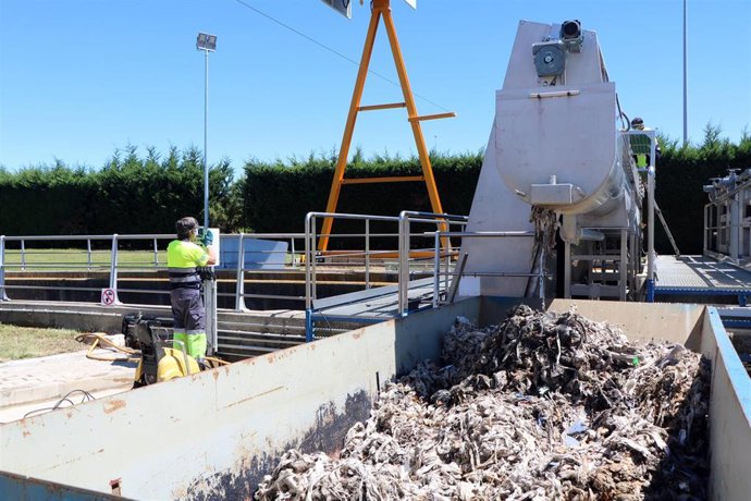 Residuos sólidos hallados en las aguas residuales por Aquavall.