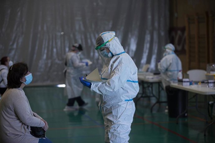 Sanitarios trabajando durante las pruebas de cribado de Covid