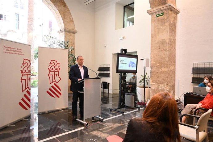 El vicepresidente segundo y conseller de Vivienda y Arquitectura Bioclimática, Rubén Martínez Dalmau, presenta las propuestas al anteproyecto de la Ley de derecho a la vivienda